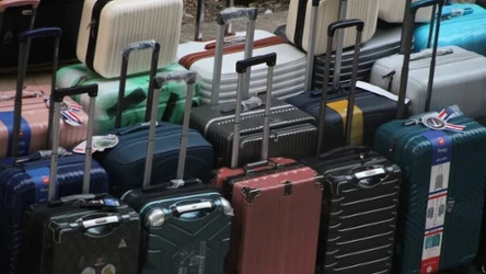 Koniec foliowania walizek na lotnisku