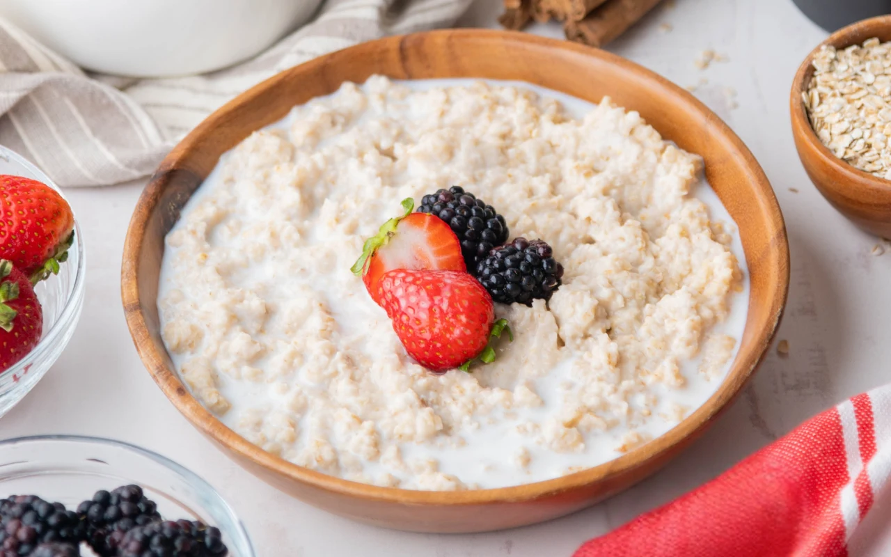 Owsianka z białkiem jest lepsza od tradycyjnej. Ma dużo białka, syci na dłużej, dostarcza więcej cennych składników