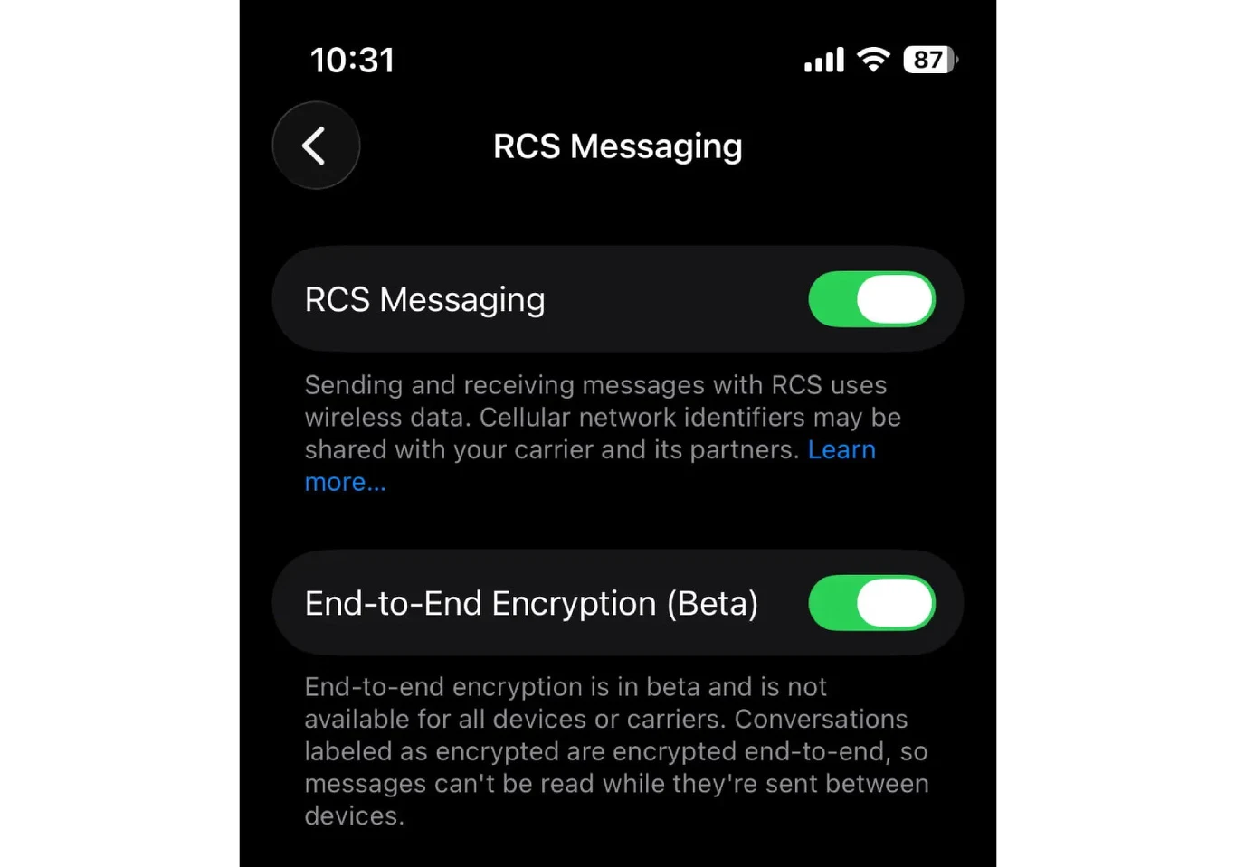 Czarny ekran ustawień telefonu z włączonymi opcjami RCS Messaging oraz End-to-End Encryption w wersji beta. Opisane są szczegóły związane z bezpieczeństwem przesyłania wiadomości oraz informacja o użyciu danych komórkowych.