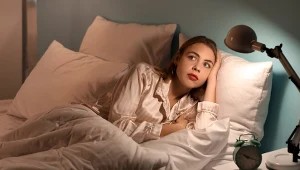 Uważaj, jak zasypiasz. Te nocne nawyki mogą sprowadzić na ciebie pecha