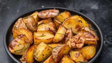 Dodaj do ziemniaków, zanim włożysz je do piekarnika. Skórka zawsze wyjdzie chrupiąca