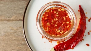 Szot z miodu, soku z cytryny i pieprzu cayenne ma wzmacniać odporność i pomóc w odchudzaniu