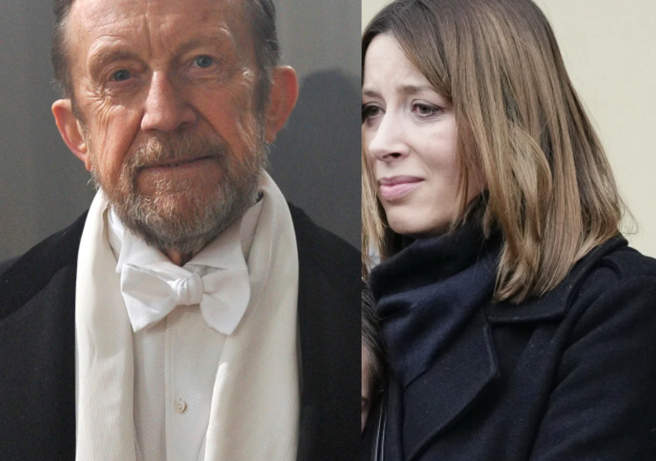 Edward Linde-Lubaszenko, jego córka Beata Chyczewska Dwie osoby, starszy mężczyzna z siwą brodą ubrany elegancko w smoking i białą muchę oraz młoda kobieta o jasnobrązowych włosach w ciemnym płaszczu, stoją obok siebie i patrzą w różnych kierunkach.