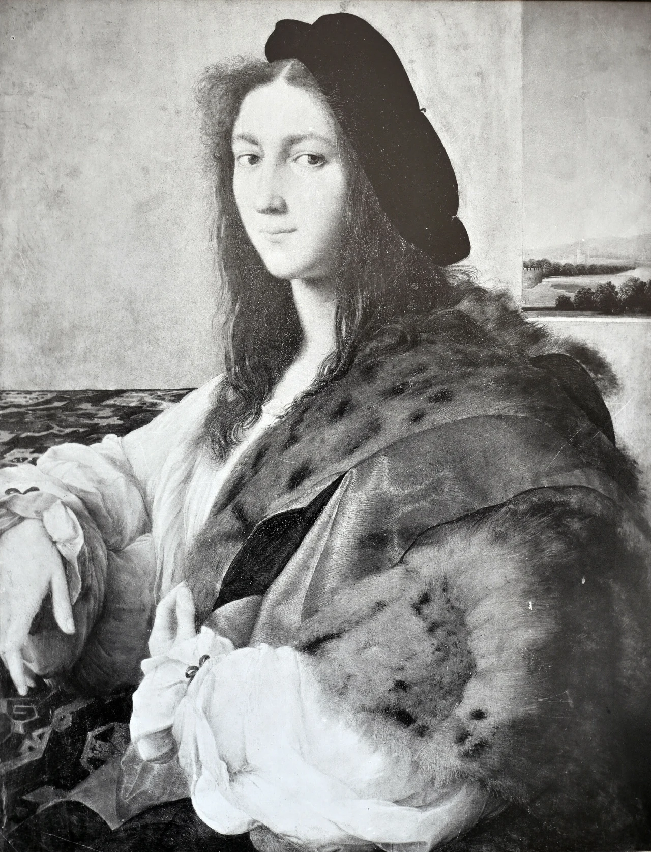 "Portret młodzieńca" to najcenniejsze zaginione dzieło sztuki z polskich zbiorów, zrabowane przez Niemców Portret młodej osoby w historycznym stroju, z beretem na głowie i futrem narzuconym na ramiona, siedzącej przy stole. W tle widoczne jest okno z widokiem na krajobraz.