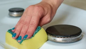 Nanieś na kuchenkę i plamy znikną. Naturalny trik bez szorowania
