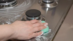 Weź ze spiżarni i wyczyść kuchenkę. Bez szorowania znika nawet stary brud