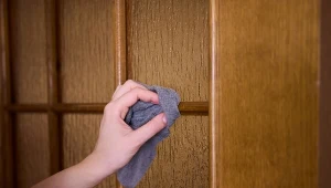 Dwa składniki i drewniane drzwi będą jak nowe. Czyści i konserwuje