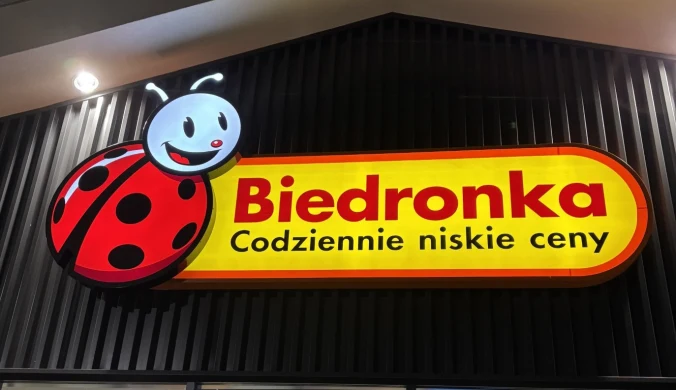 Logo sieci Biedronka na sklepie zlokalizowanym na poznańskich Naramowicach