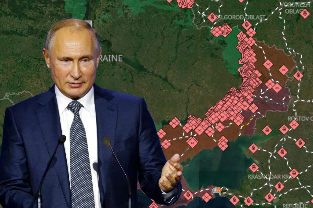 Wojna w Ukrainie. Prezydent Rosji Władimir Putin Mężczyzna w garniturze przemawia przy mikrofonach na tle mapy terenów przy granicy rosyjsko-ukraińskiej, z naniesionymi znacznikami w kolorze różowym oraz zaznaczonymi obszarami konfliktu.