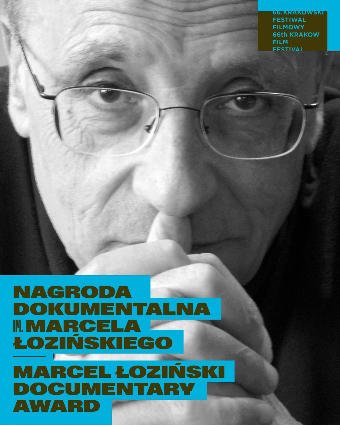 Nagroda Dokumentalna im. Marcela Łozińskiego to wyróżnienie dla twórców i twórczyń, którzy odważnie poszerzają granice dokumentu Portret starszego mężczyzny w okularach patrzącego w obiektyw, z ręką opartą o usta; na obrazie widoczne są napisy informujące o nagrodzie dokumentalnej imienia Marcela Łozińskiego podczas Festiwalu Filmowego w Krakowie.
