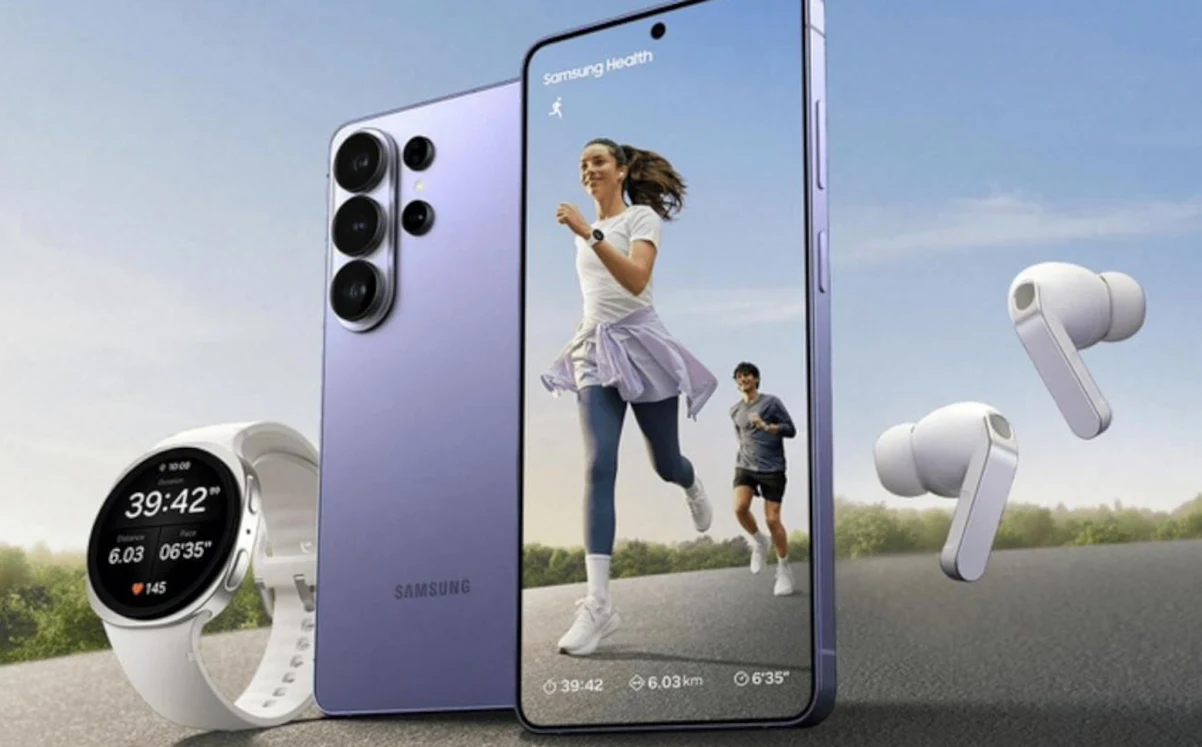 Nowoczesny smartfon Samsung w kolorze fioletowym, zegarek sportowy, bezprzewodowe słuchawki oraz ekran telefonu wyświetlający kobietę biegającą w aplikacji fitness, w tle druga osoba uprawiająca jogging.
