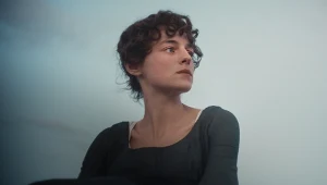 "Duma i uprzedzenie": Emma Corrin