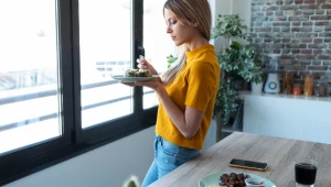 Stoisz czy siedzisz przy stole? Pozycja wpływa na smak i ilość spożywanego jedzenia