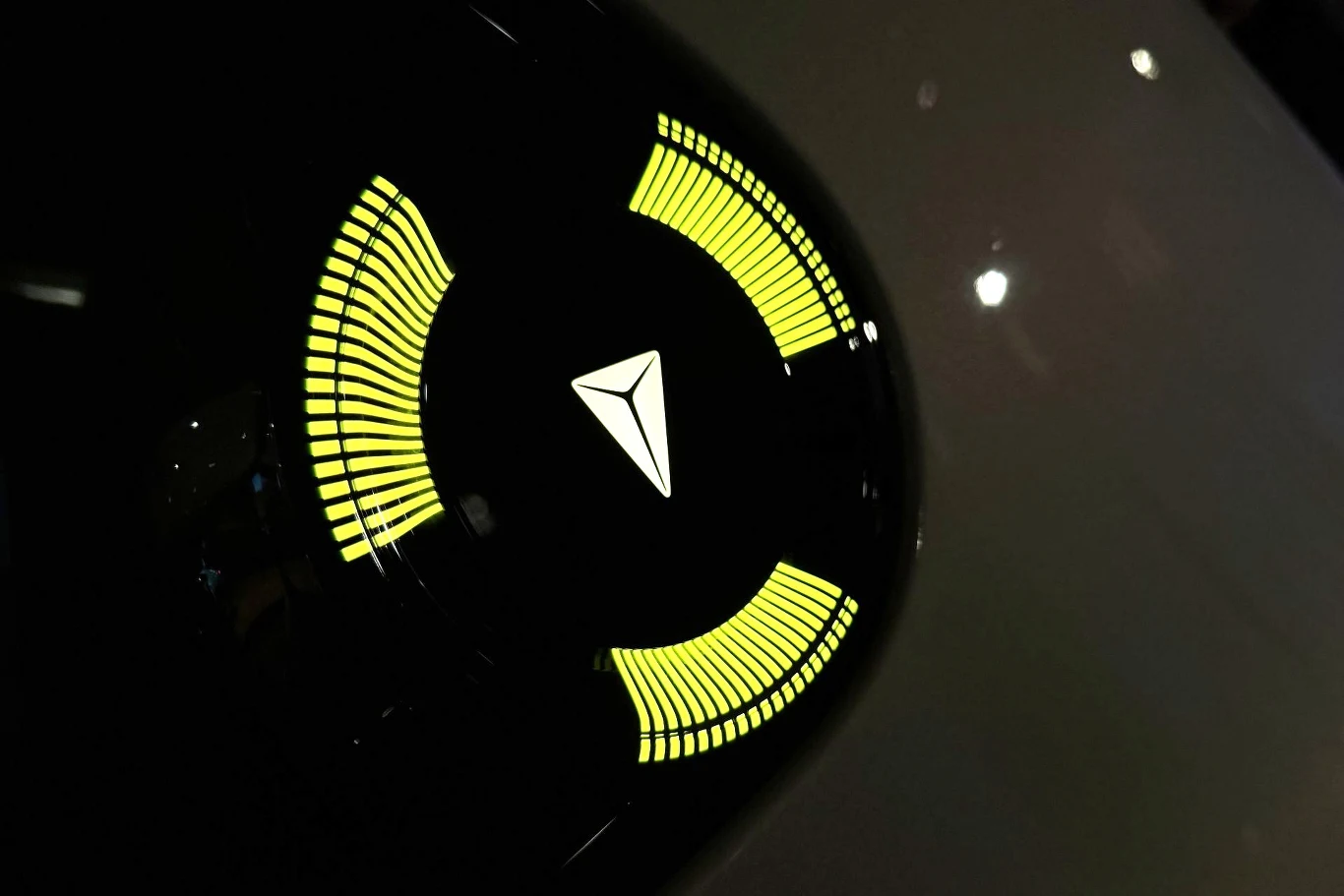 Znajdujący się na słupku C wyświetlacz informuje nas o orientacyjnym poziomie naładowania akumulatora. To praktyczne rozwiązanie, choć stylistycznie mogło być wykonane nieco lepiej. Wskaźnik świetlny z żółtymi podświetlanymi segmentami oraz centralnym symbolem w kształcie trójkąta wpisanego w okrąg na czarnym tle.