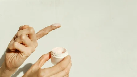 Po zimie warto wybierać lżejsze kremy do twarzy