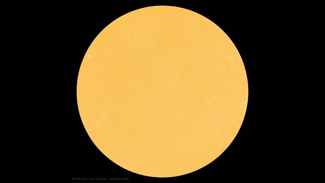 Słońce bez widocznych plam słonecznych na zdjęciu z Solar Dynamics Observatory (SDO) agencji NASA. Jasny, żółty okrąg na czarnym tle, symbolizujący Słońce.