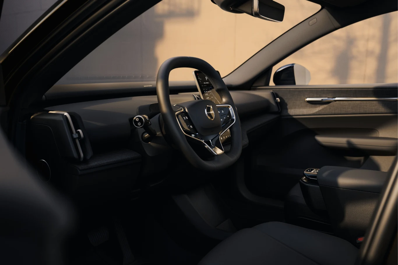 Nowoczesne wnętrze samochodu z dużym ekranem dotykowym na konsoli środkowej, elegancką kierownicą z logo w centrum oraz wykończeniem z materiałów wysokiej jakości.