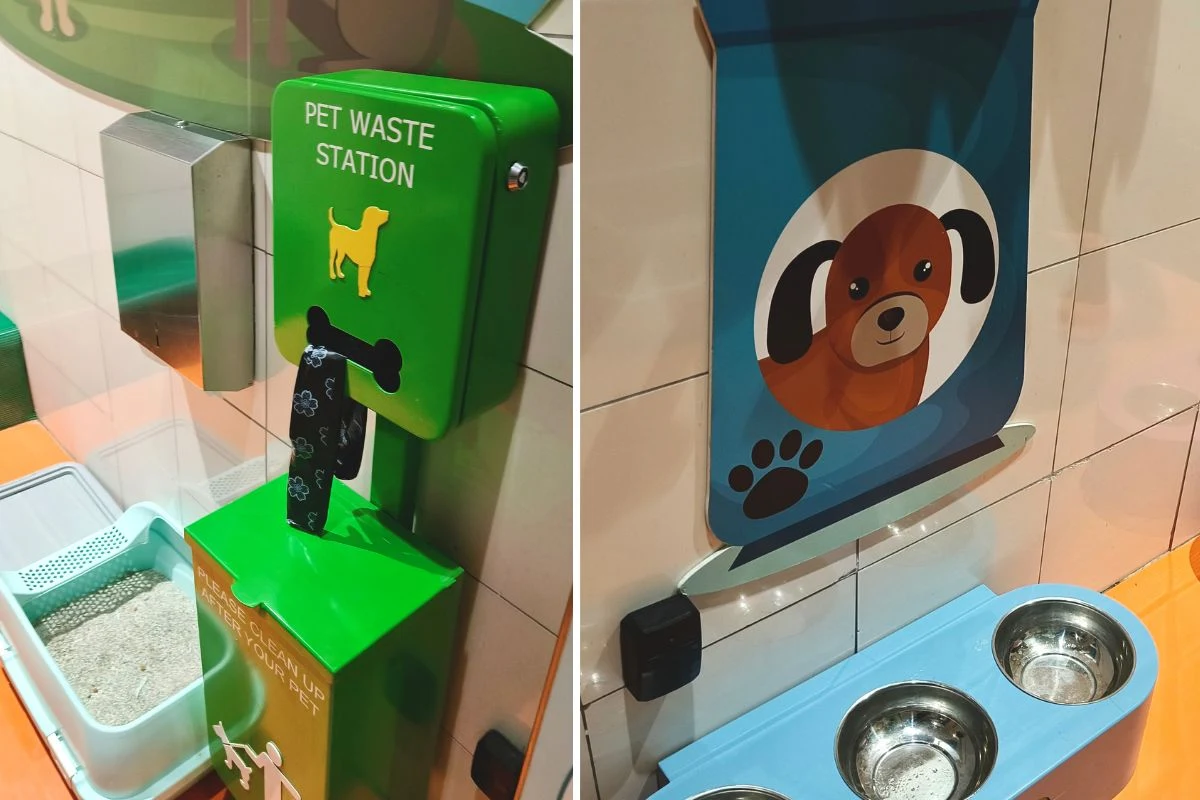 Lotniskowa strefa dla zwierząt w Stambule Stacja na odpady dla zwierząt domowych z zapasem worków oraz miski na wodę i jedzenie zamontowane na ścianie z ilustracją psa.