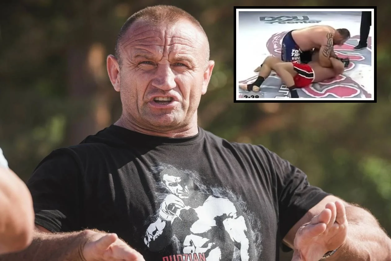 Mariusz Pudzianowski stoczył dwie walki w ciągu dwóch tygodni Mężczyzna z krótkimi włosami i wyrazistą mimiką w czarnej koszulce z grafiką boksera na klatce piersiowej, w tle rozmyte otoczenie na zewnątrz, w prawym górnym rogu wstawka z dwóch zawodników podczas walki w ringu.