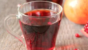 Seniorzy powinni pić szklankę soku dziennie. To naturalna tarcza dla serca