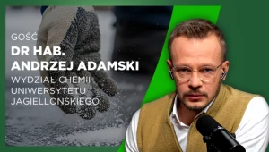 Mężczyzna w okularach i brązowej kamizelce siedzi przed mikrofonem, po lewej stronie widoczna ręka w rękawiczce dotykająca powierzchni, obok tekst informujący o rozmówcy będącym doktorem habilitowanym z Wydziału Chemii Uniwersytetu Jagiellońskiego.