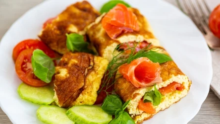 Jak przyrządzić omlet z wędzonym łososiem? Idealny przepis na śniadanie.