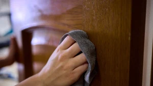 Prosta pasta do czyszczenia drewnianych drzwi. Żadnych tłustych plam