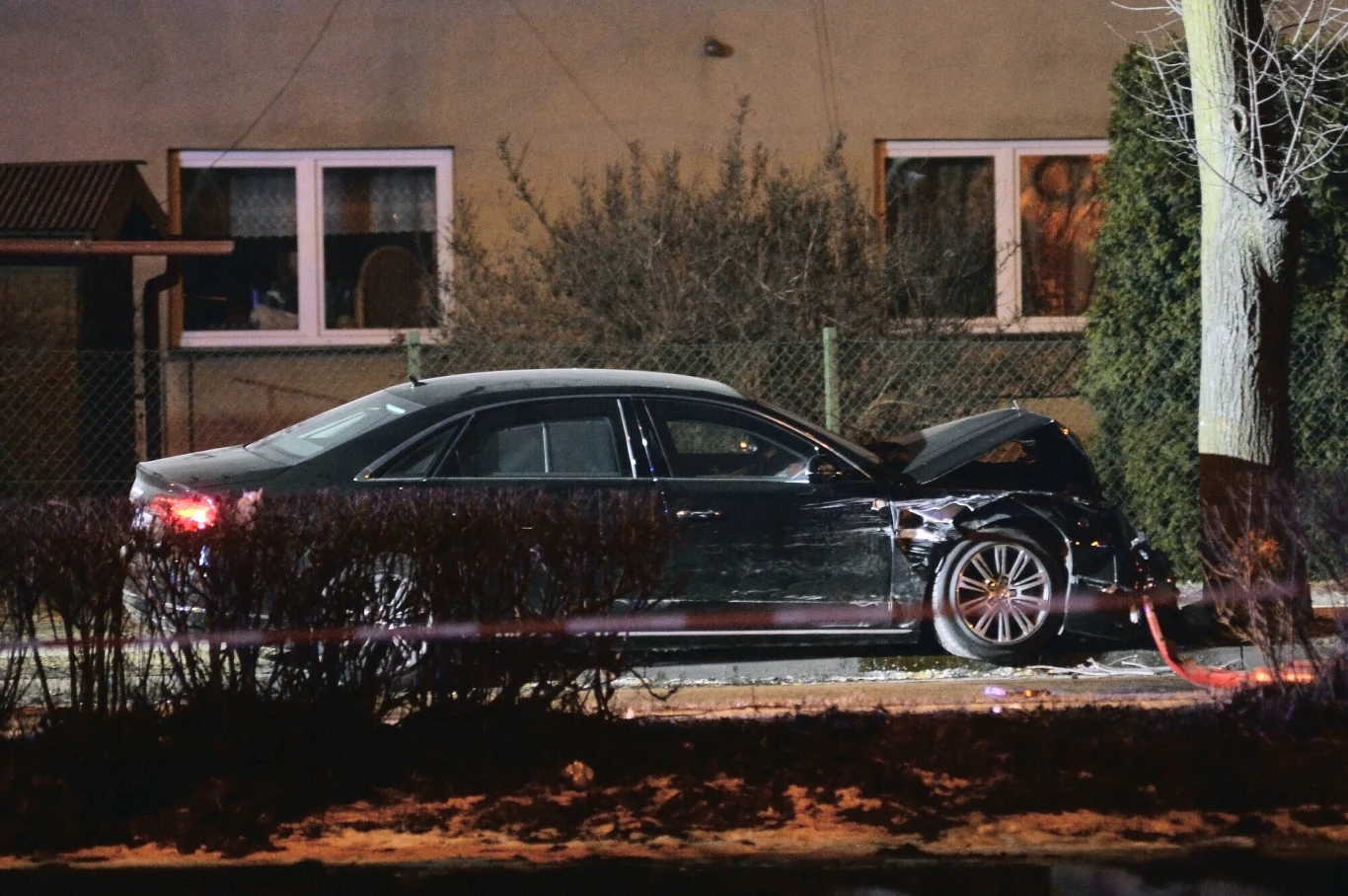 Po wypadku Beaty Szydło funkcjonariusze BOR mieli fałszywie zeznawać. Tak twierdzi prokuratura Czarny samochód po wypadku Beaty Szydło z uszkodzonym przodem stoi na poboczu, w tle budynki i roślinność.