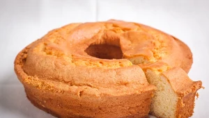 Wszystko jak w przepisie, a babka piaskowa opada? Oto jak tego uniknąć 