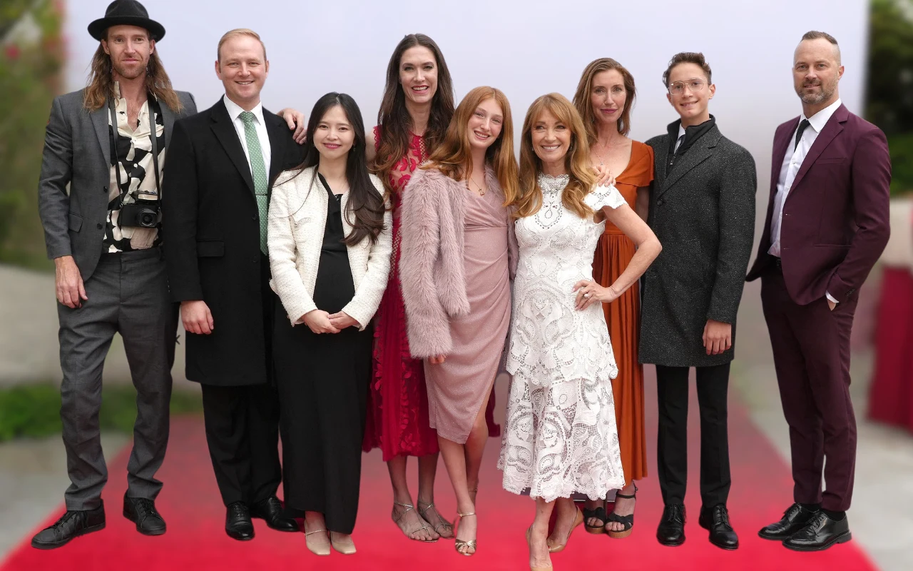 Jane Seymour z dziećmi i ich małżonkami na gali fundacji Open Hearts zorganizowanej w jej domu w 2025 roku