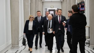 Jarosław Kaczyński i posłowie PiS w Sejmie