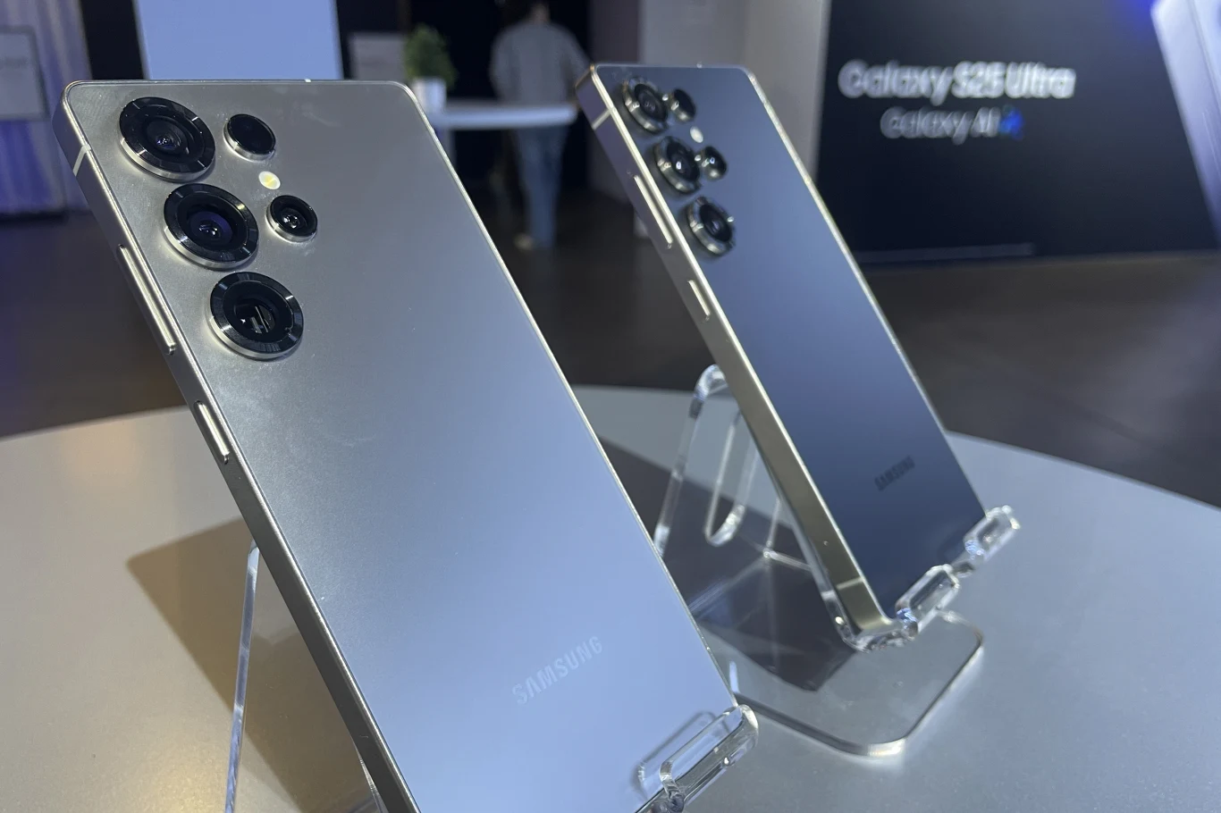One UI 8.5 dostępne na smartfony marki Samsung. Kiedy w Polsce? Dwa srebrne smartfony Samsung Galaxy S24 Ultra na stojakach, widoczne aparaty z kilkoma obiektywami.