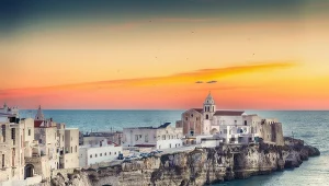 Do złudzenia przypomina Santorini. Tu jest jednak taniej i mniej tłoczno 