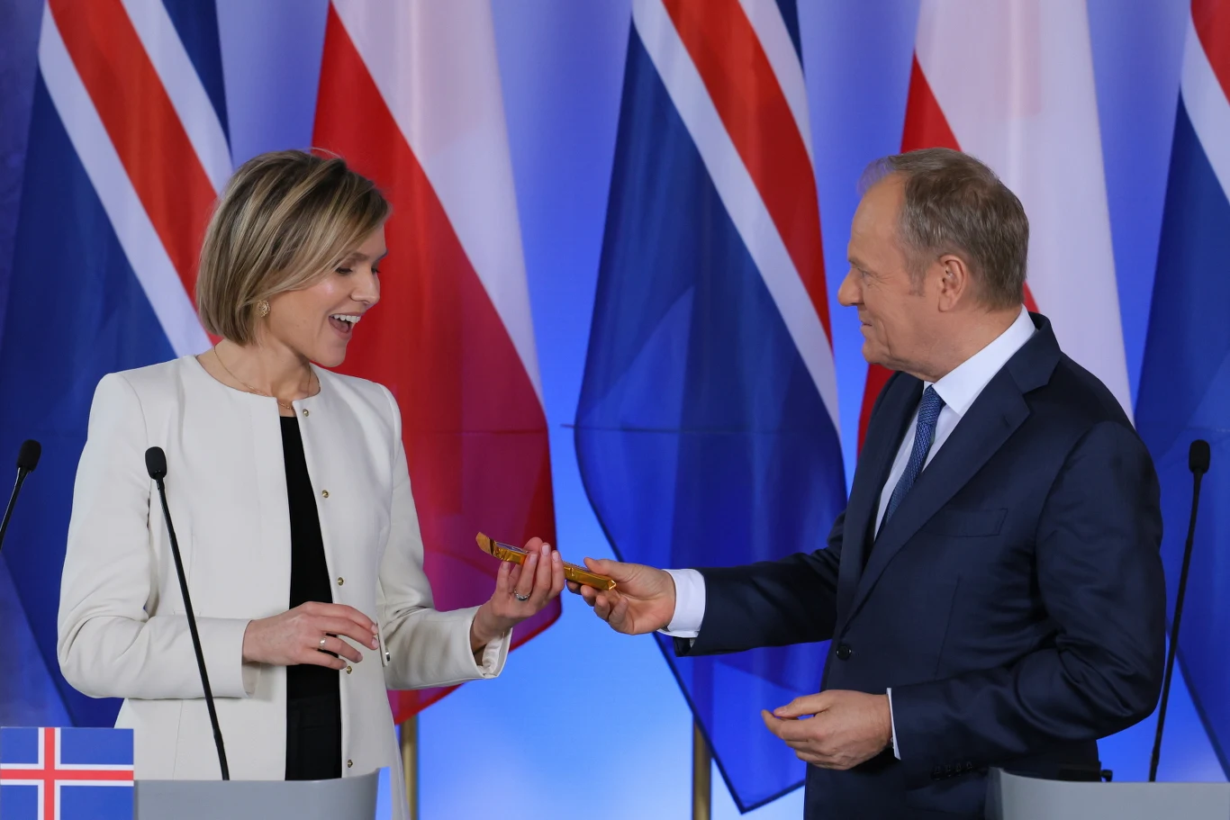 Donald Tusk wręczył premier Islandii batonika Prince Polo Donald Tusk wręczył premier Islandii batonika Prince Polo