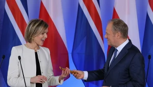 Donald Tusk wręczył premier Islandii batonika Prince Polo