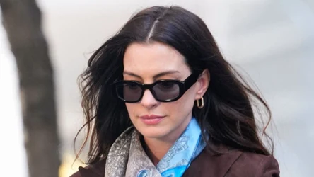 Wiosenne stylizacje gwiazd. Sprawdź, jak modnie nosić apaszkę