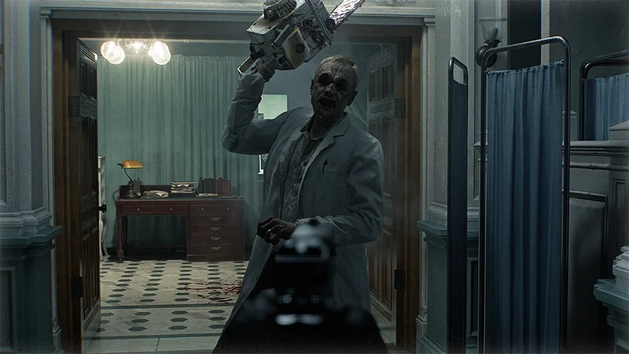 Postać w zakrwawionym fartuchu laboratoryjnym z uniesioną piłą łańcuchową w szpitalnym korytarzu, w tle biurko, plamy krwi na podłodze oraz zasłony oddzielające części pomieszczenia, atmosfera grozy i zagrożenia.