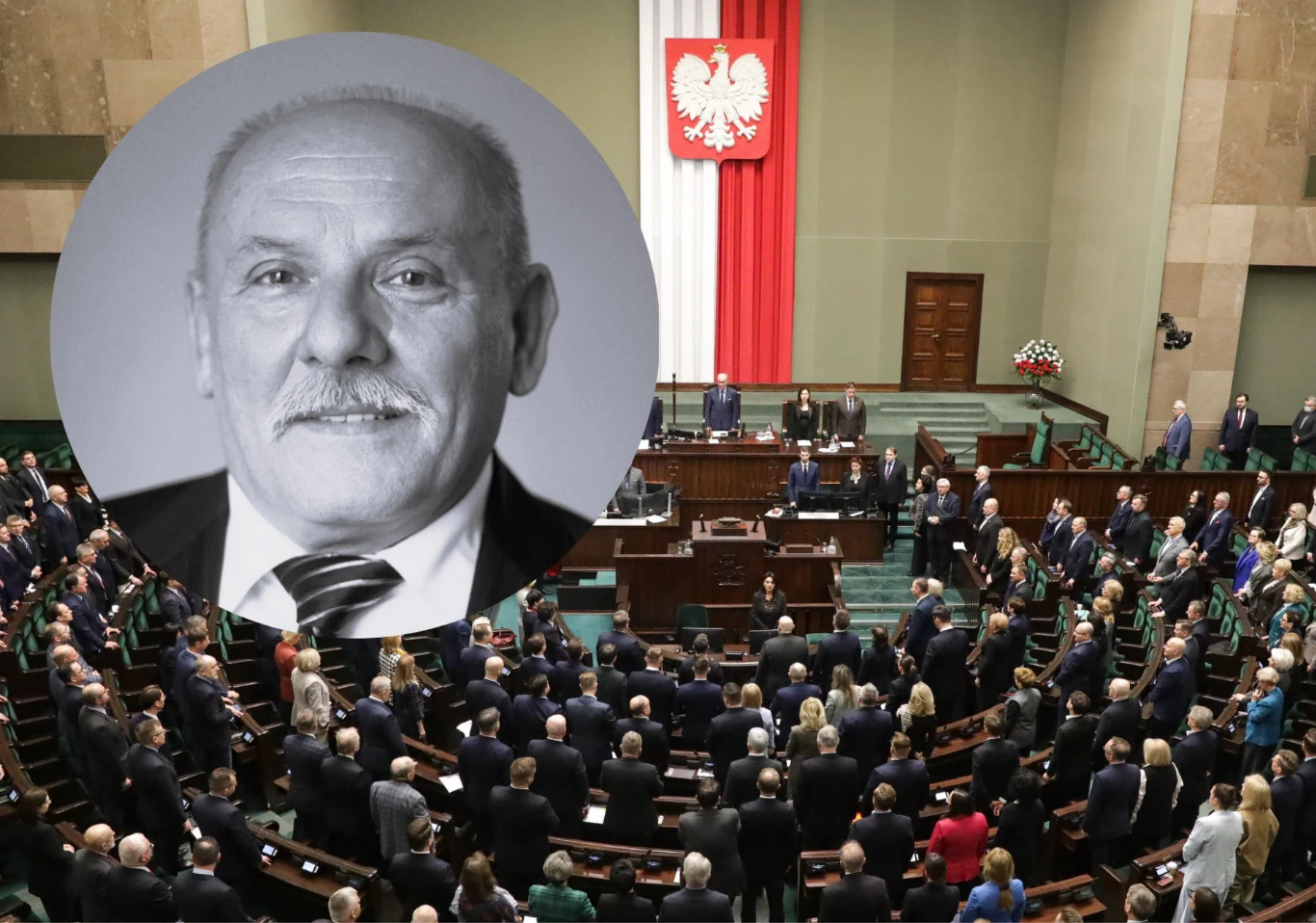 Adam Wykręt nie żyje. Były poseł PO miał 80 lat Sesja parlamentarna w polskim Sejmie, na pierwszym planie duże zgromadzenie posłów, z przodu mównica i stół prezydialny, w tle biało-czerwona flaga z godłem Polski, nałożone czarno-białe zdjęcie starszego mężczyzny w garniturze.