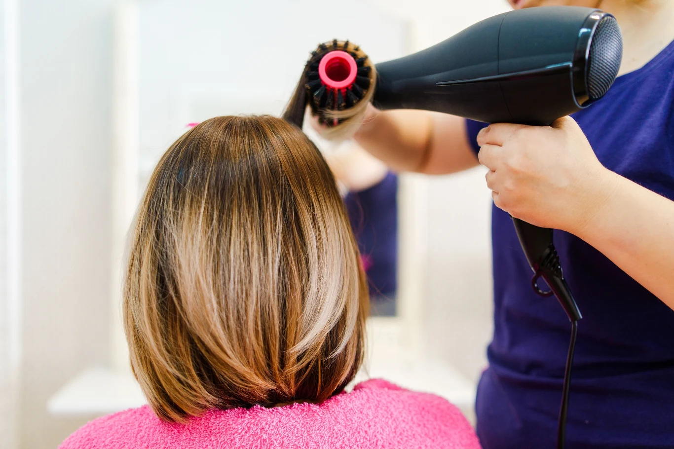 Fryzurę bubble bob należy stylizować poprzez suszenie z użyciem okrągłej szczotki, podwijając końcówki do środka 