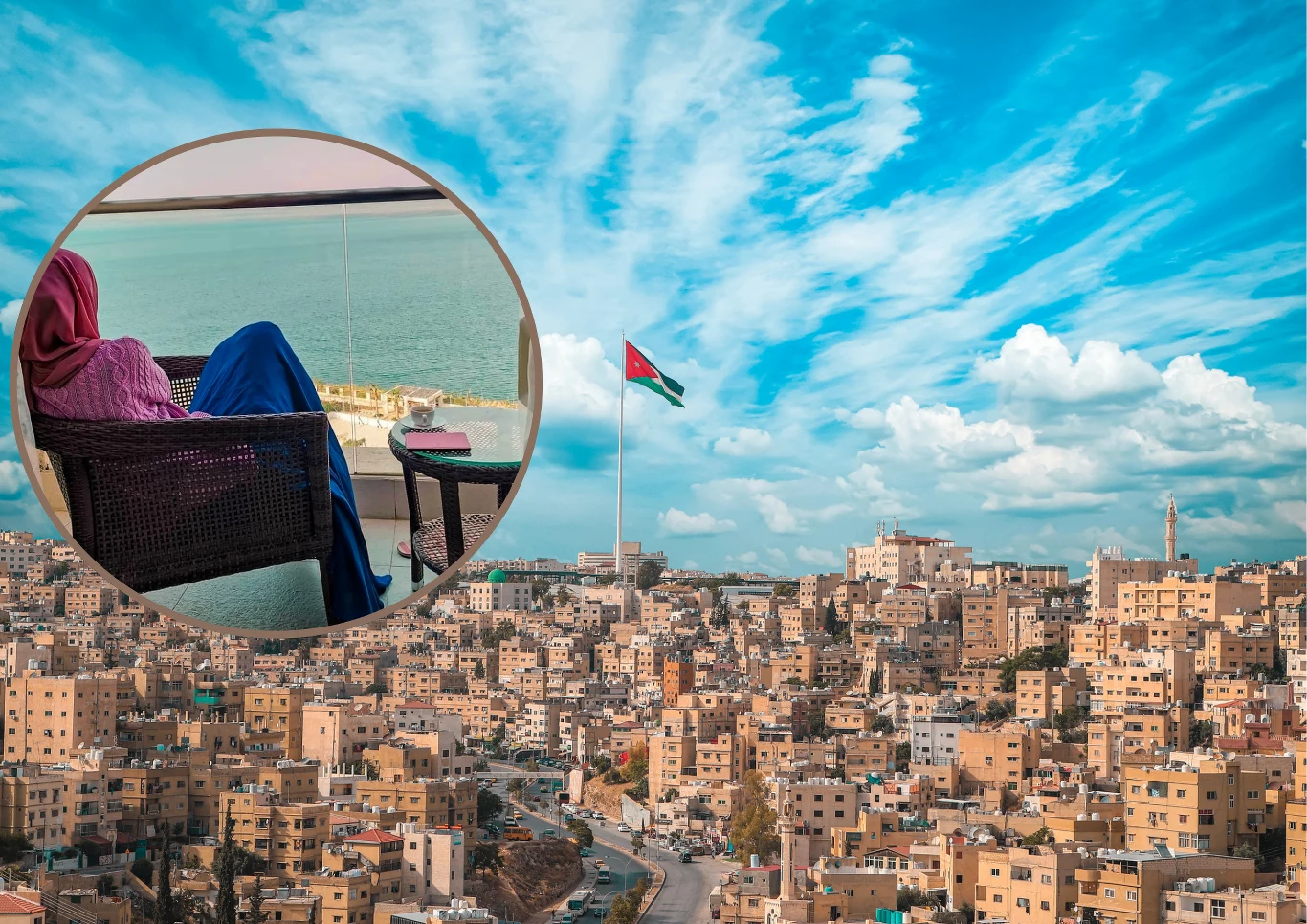 Ciotka z Jordanii Panorama miasta z dominującą flagą Jordanii na wysokim maszcie, przy niebie pokrytym białymi chmurami. W okrągłym kadrze na pierwszym planie kobieta w różowej chuście siedzi na tarasie nad wodą.