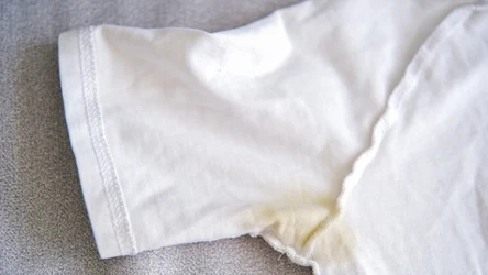 Plamy z potu usuniesz domowym sposobem. 