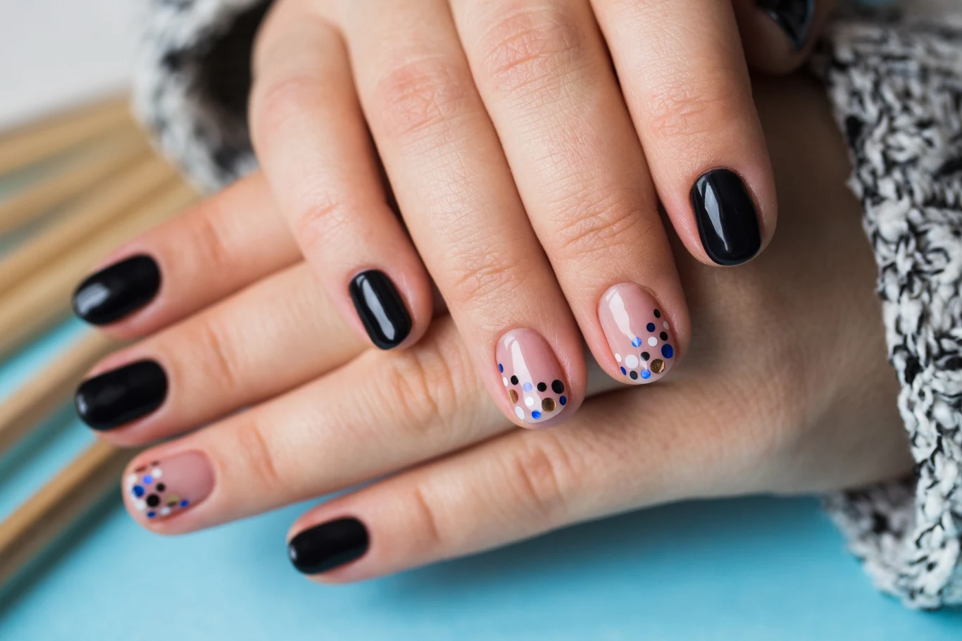 Kropki w manicure dają wiele możliwości