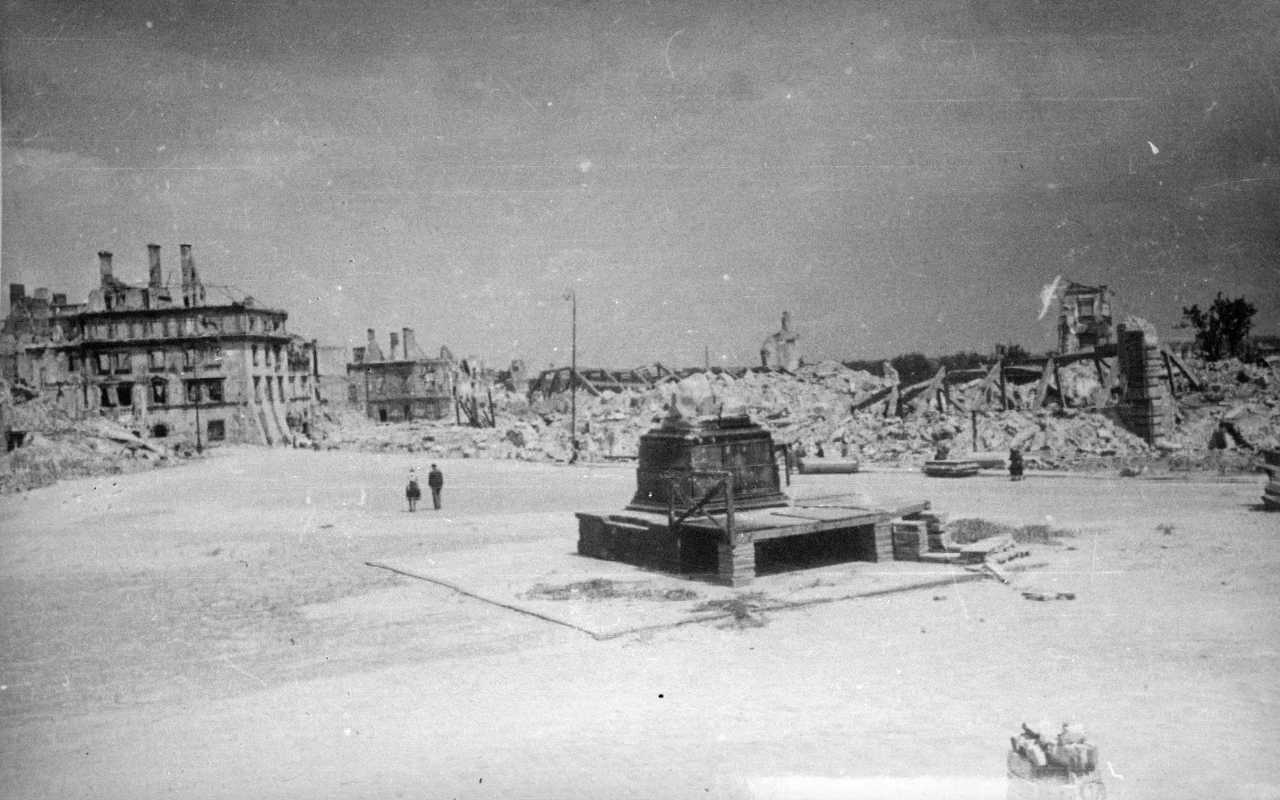 Zniszczona kolumna w 1946 roku