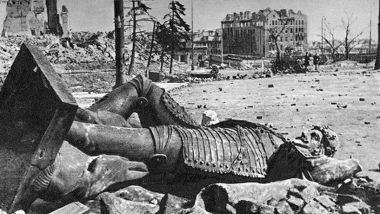 Zniszczona kolumna w 1945 roku