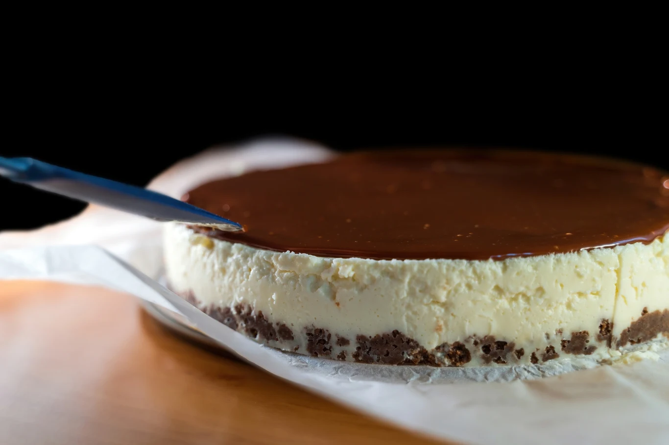 Sernik bez pieczenia z mascarpone i kajmakiem - jak go zrobić?