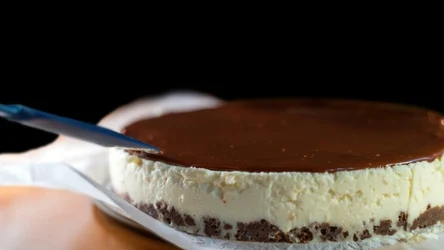 Sernik bez pieczenia z mascarpone i kajmakiem - jak go zrobić?