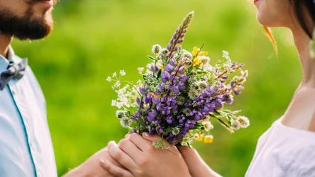 Dzień Kobiet obchodzimy 8 marca. Tego dnia nie powinniśmy wręczać niektórych gatunków kwiatów, a bukietów nie wolno zasuszać. 
