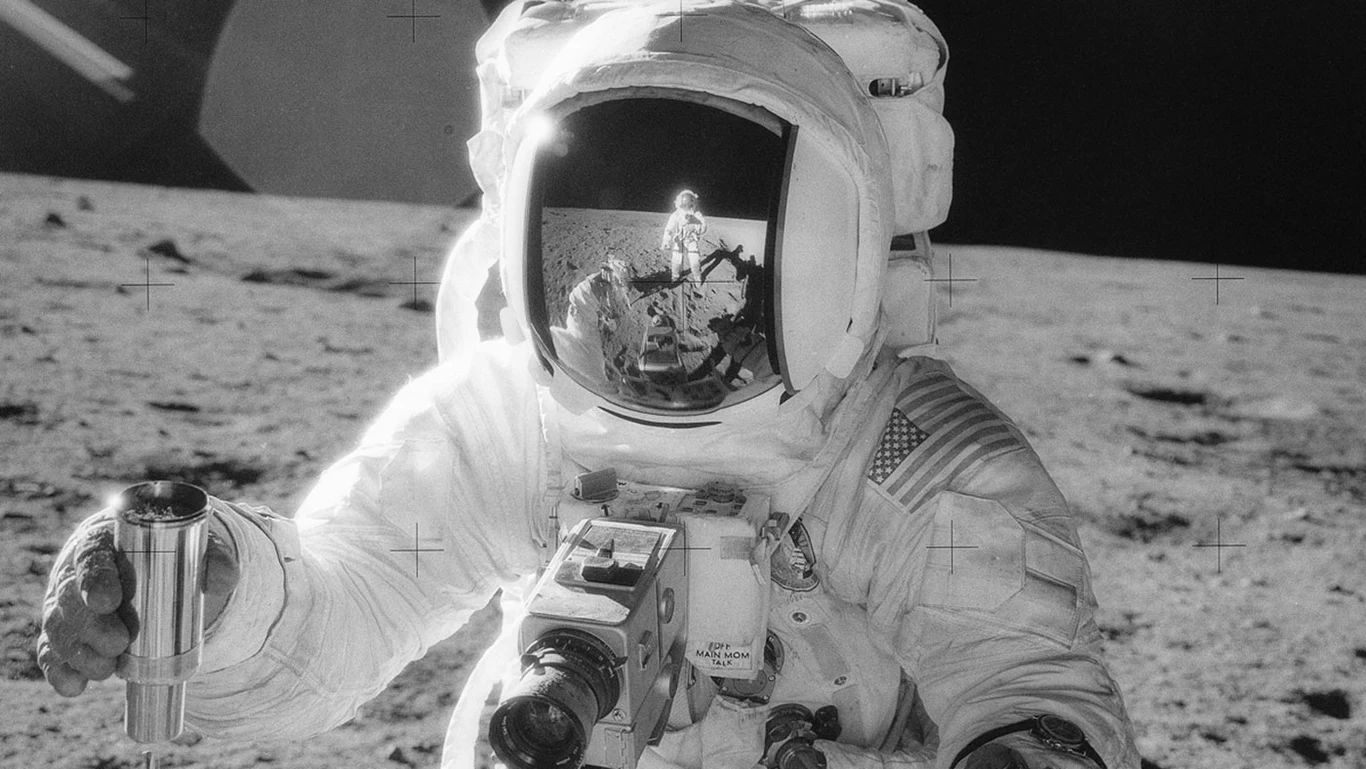 Alan Bean w trakcie misji Apollo 12 trzyma próbkę regolitu księżycowego. Zdjęcie wykonano w "Oceanie Burz" w 1969 roku Alan Bean w trakcie misji Apollo 12 trzyma próbkę regolitu księżycowego. Zdjęcie wykonano w "Oceanie Burz" w 1969 roku