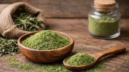 Pomaga pozbyć się nadmiaru wody, wspiera trawienie i naturalnie oczyszcza - sproszkowana pokrzywa w codziennej diecie 