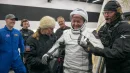 Astronauta NASA Mike Fincke na pokładzie statku SpaceX SHANNON po wodowaniu w Oceanie Spokojnym